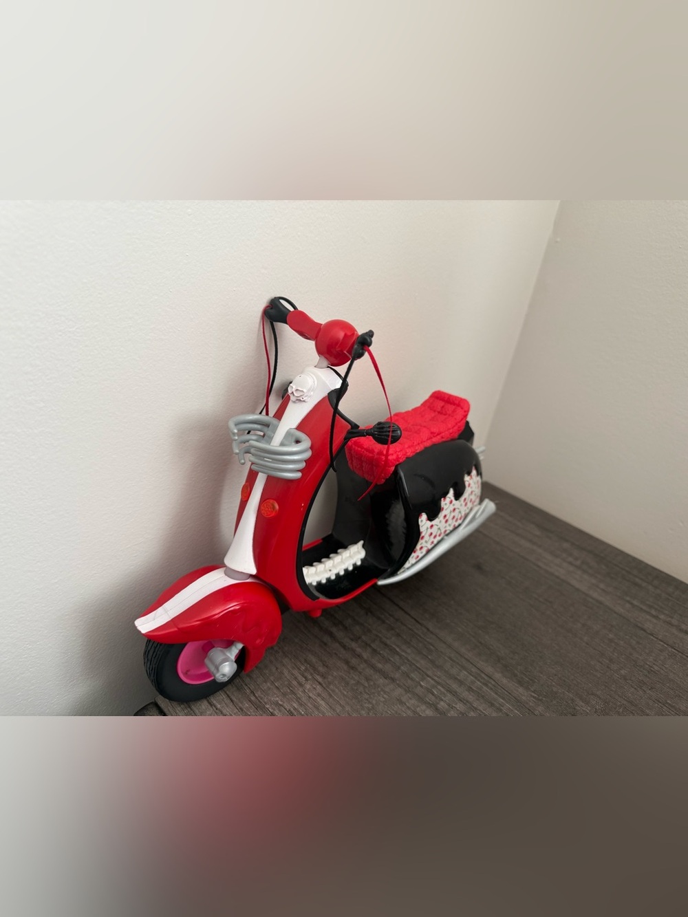 Vintage 2011 Monster High Ghoulia Yelps Scooter Vehicle G1